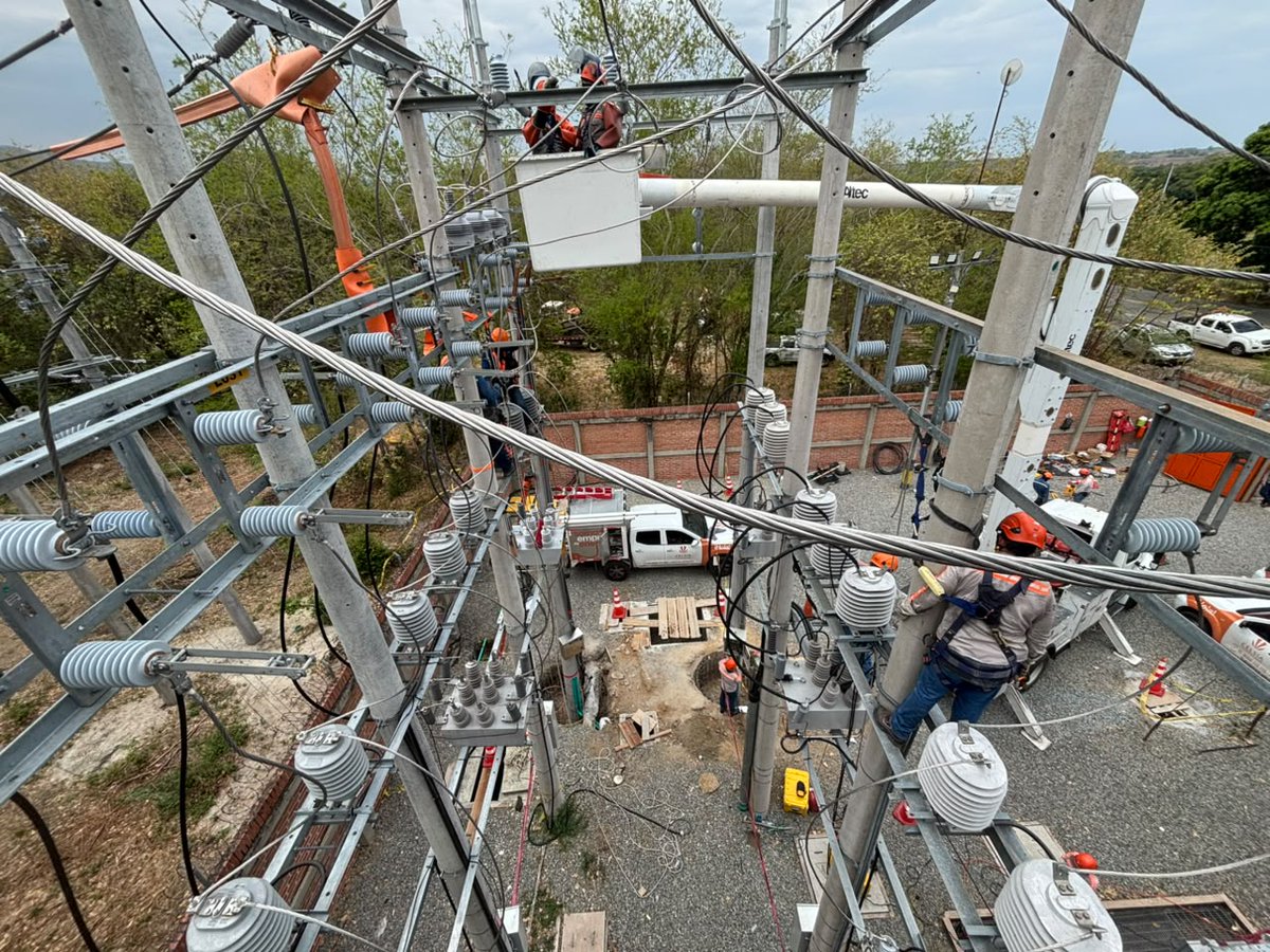 Celsia_Energia's tweet photo. ¡Venadillo tiene una subestación más moderna y preparada para responder a las necesidades de la región!

Ya quedó lista la Subestación Venadillo 34,5 kV, que quedó con mayor flexibilidad para hacer maniobras, transferir cargas y atender situaciones que puedan afectar el servicio. Estas obras de  modernización también preparan la infraestructura para el crecimiento futuro de la demanda y nuevos proyectos en la zona. En estas obras invertimos más de $400 millones.

Y hay más: junto con los trabajos realizados en mayo en la Subestación Alvarado, Celsia invirtió cerca de $800 millones para fortalecer la confiabilidad y calidad del servicio en esta zona del norte del Tolima.
Seguimos trabajando en el territorio para construir una red más sólida, flexible y preparada para el futuro.

#Celsia #Venadillo #Tolima