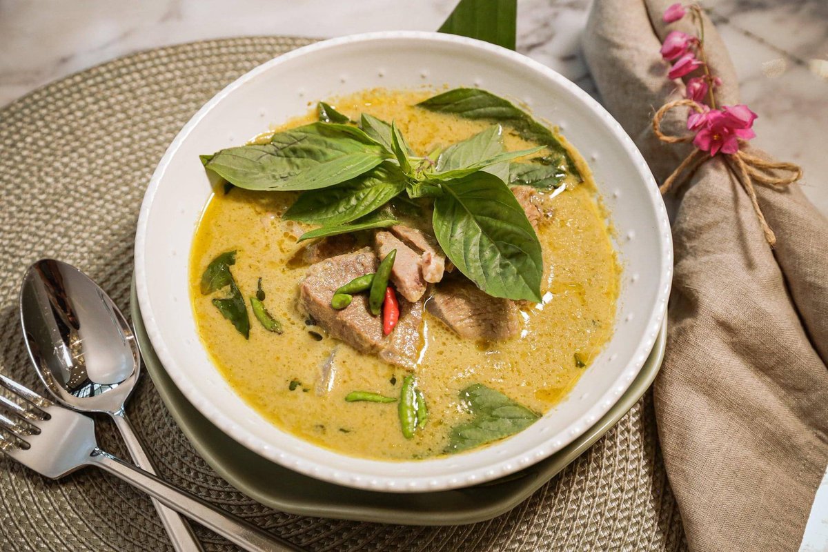 JuleeDiruspj's tweet photo. Tucked away in a cozy spot, this aromatic Thai green curry is packed with fresh basil and creamy coconut milk—perfect for spice lovers on a rainy evening!， https://t.co/TmJ2cTPdyF