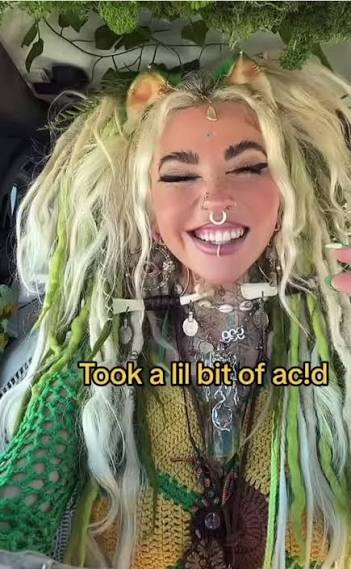lowkirkkay's tweet photo. @pro_boymoder used to know this girl in boarding school who used to do just that, waking up at 3am to smoke. worst case of white girl trying to act cool. legit dressed like this https://t.co/dT3DchfeKm