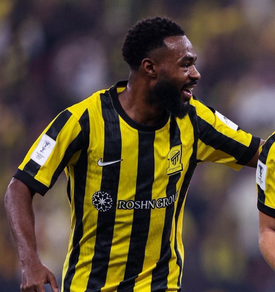 ittihadhadil's tweet photo. بعد تجديد عقد مهند الشنقيطي مع الاتحاد حتى 2029 براتب قيمته 4 مليون ريال في السنه اللاعب فقد قيمته تماما، 4 مليون ريال لو حسبناها بالشهر تطلع 333 الف ريال، في الأسبوع 76 الف ريال، هذا هو راتب اللاعب الي فقد اساسيات كرة القدم بعد تجديده للاسف والان اشبه بالجثه في كل مباراة يلعبها https://t.co/3Uf4lli856