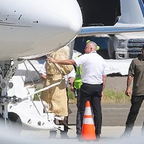 gagasourcelgs's tweet photo. 😍 Fontes próximas ao Daily Mail revelam detalhes sobre a mamãe de primeira viagem. 

"Gaga nunca deixa o bebê sozinho, a não ser para resolver algo rápido. Ela fica no quarto do bebê o tempo todo porque não quer perder nenhum momento. Ela segura o bebê o tempo todo." https://t.co/rypYcCyU7i