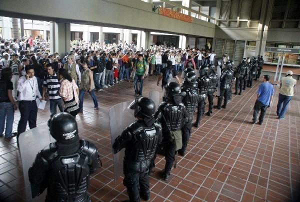 Liche_Galeano's tweet photo. El 15 de septiembre de 2010, el entonces gobernador Luis Alfredo Ramos Botero (hoy condenado por paramilitarismo) ordenó el ingreso del ESMAD ante un plantón pacífico que la Asamblea General de Estudiantes realizaba en el bloque administrativo (Bloque 16). Va hilo 🧵 https://t.co/EQh4NlaY6v