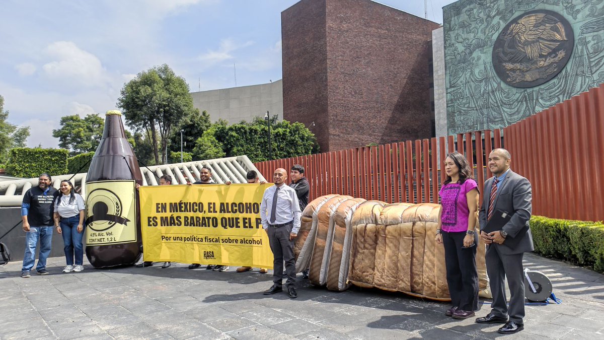 elpoderdelc's tweet photo. 😰🍞🍺En México un pan de caja es más caro que una caguama.
Frente a @Mx_Diputados, integrantes de #RASA nos manifestamos con inflables de estos productos para urgir que actualicen el #IEPS al alcohol en el #PaqueteEconómico2027.🚨💰
Checa el llamado completo y la evidencia que lo respalda👇
https://t.co/eBEBGJIiIg