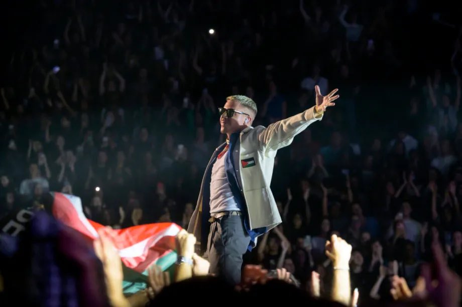 medya3tr's tweet photo. 🔴 İngiliz şarkıcı Ed Sheeran, ABD turnesinde ön sanatçı olarak sahne alan rapçi Macklemore’u Filistin’e verdiği destek nedeniyle turneden çıkardı.

Macklemore, kararın bazı stadyum sahiplerinin Ed Sheeran’a yaptığı baskının ardından alındığını belirtti. https://t.co/k81TA4mA03