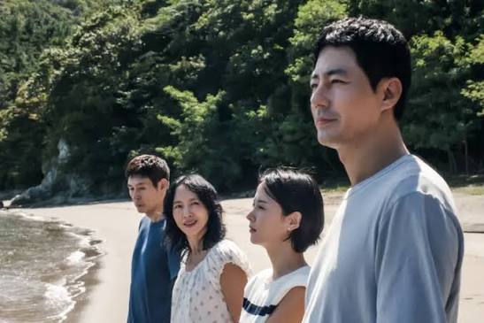 laterinfo_'s tweet photo. 이창동 신작, 전국 7곳에서만 볼 수 있음🎞

〈가능한 사랑〉
〈버닝〉 이후 8년 만에 나온 이창동 감독의 신작이자
첫 넷플릭스 영화.

9월 14일 예매 오픈 기준
상영관은 전국 7곳.

📍 씨네큐브
📍 아트하우스 모모
📍 KU시네마테크
📍 아트나인
📍 더숲아트시네마
📍 씨네Q 신도림
📍 광주극장

🏆 베니스국제영화제 은사자상·국제비평가연맹상 수상
🎬 아카데미 국제장편영화 부문 한국 출품작

📅 9월 23일 개봉
⏱ 164분
🔞 청소년관람불가
📺 넷플릭스 11월 6일 공개 예정

큰 스크린으로 보고 싶다면
이번 극장 상영 놓치지 않는 게 좋을 듯.