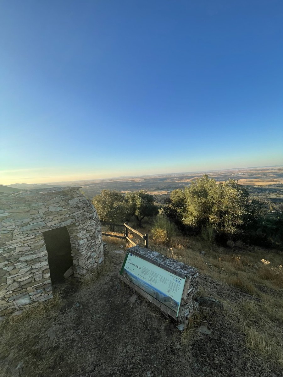 JAZujar's tweet photo. Una tarde de agosto en el techo de la Sierra Morena de #Sevilla.

📍Cerro de la Capitana 960 metros. Sierra del Viento.

#Guadalcanal #agosto https://t.co/RQKIJToI1D