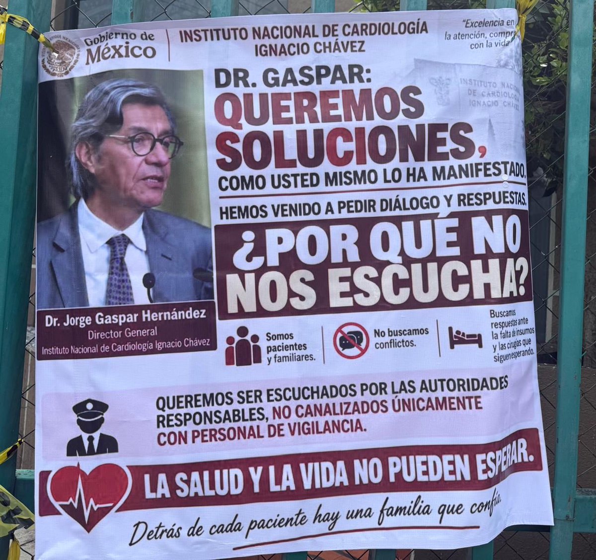 MaribelRCoronel's tweet photo. Desesperación de familiares en @Cardiologia_Mx por falta de insumos 

La larga espera por cirugía afecta a cada vez +pacientes 
El director Jorge Gaspar Hernández no atiende a las familias,
Y éatas expresan su angustia en lonas colocadas en la entrada urgencias de Viaducto Tlalpan