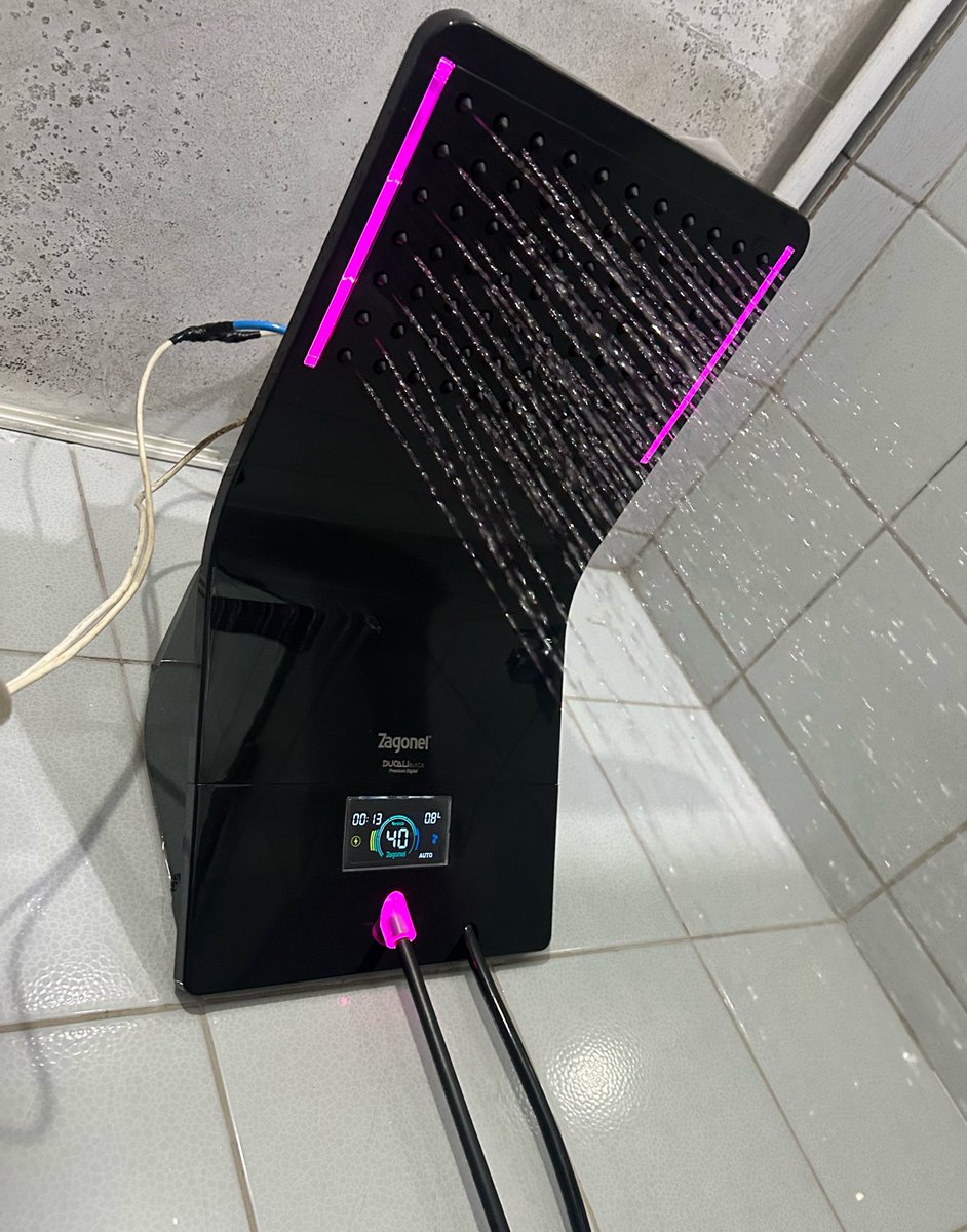 Lrnjx's tweet photo. passei na casa dos meus avós depois da academia e meu avô casualmente falou “quer tomar banho aqui não? to com chuveiro novo” 
o chuveiro gamer do vei https://t.co/z94I44vBOG