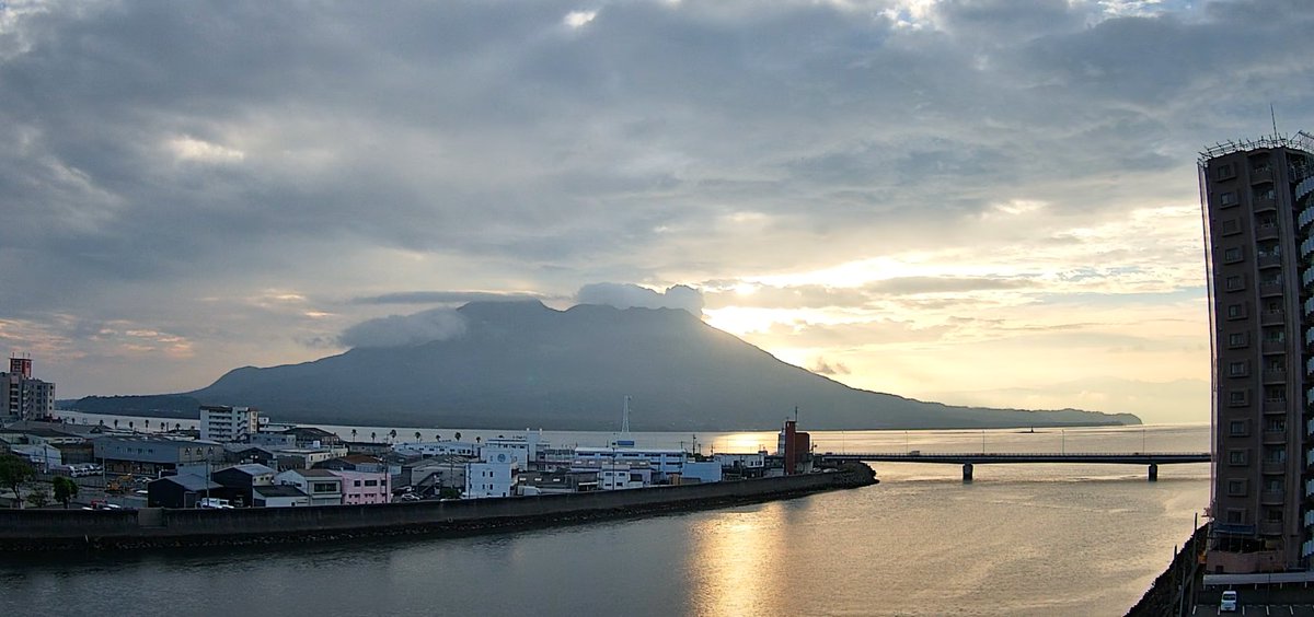nandenko_takeda's tweet photo. おはようございます！🌅
本日は本社です🏢
鹿児島市内は雲の多い朝☁️
湿った空気で、少しムシッと感じます。
ここ最近出る時暗くなってきて日の出が遅くなるのを実感します。
さて、今日もバタバタ片付けなきゃ💦
#イマソラ #企業公式相互フォロー #企業公式が朝の挨拶を言い合う #鹿児島 https://t.co/fJhlcdWyIH