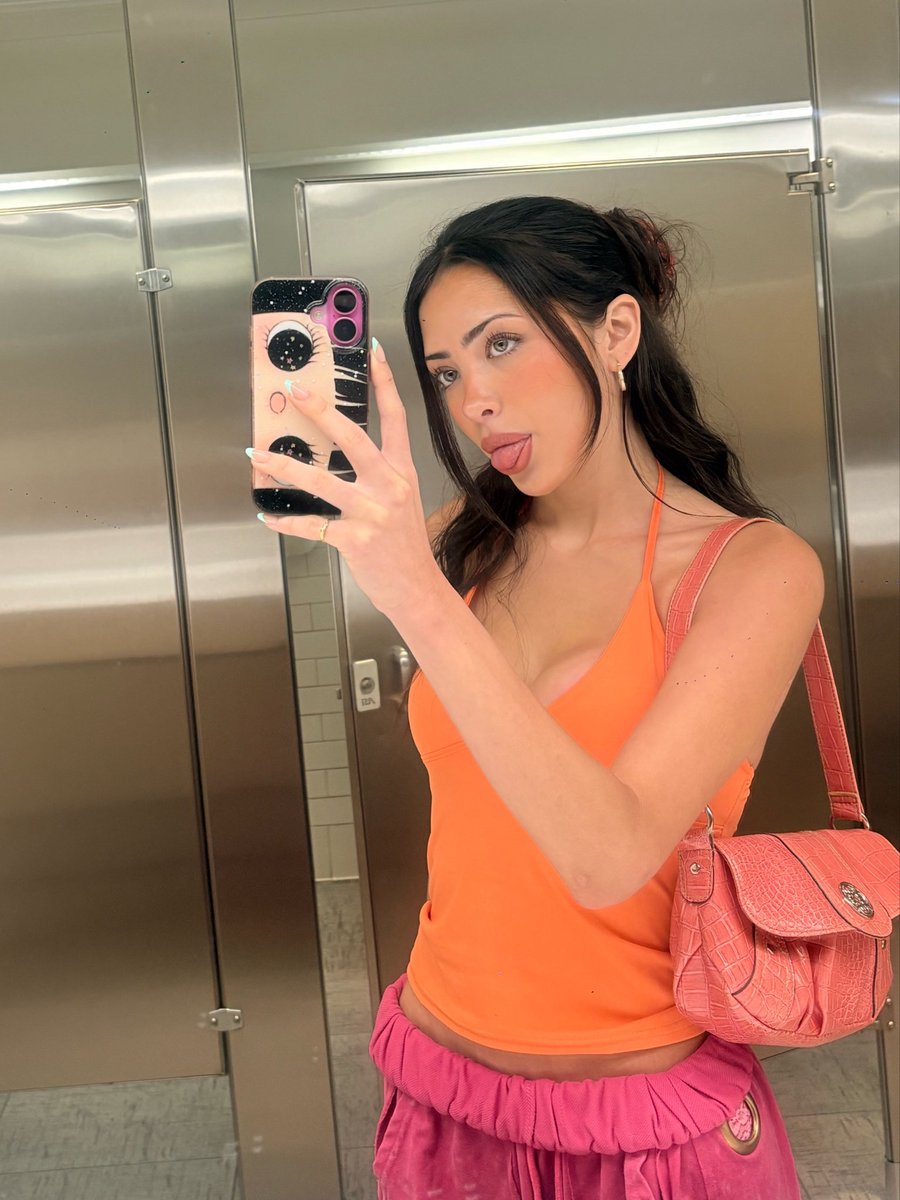 brooklynxmiller's tweet photo. i 🩷 mirror pics https://t.co/ETkYJmnuRD
