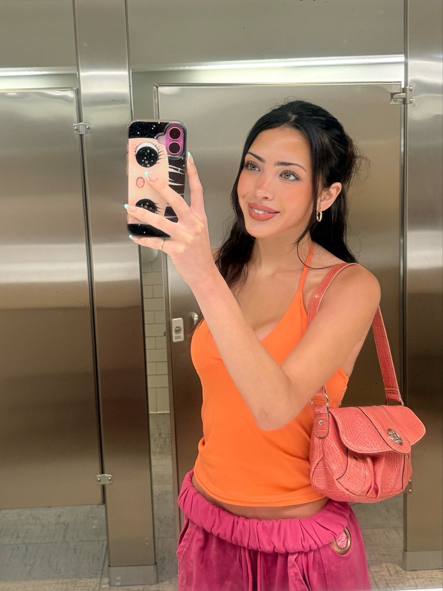 brooklynxmiller's tweet photo. i 🩷 mirror pics https://t.co/ETkYJmnuRD
