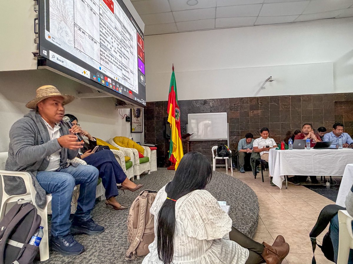 CarlosMarioCalv's tweet photo. En el Auditorio Kimy Pernía de la @onic_colombia nos encontramos congresistas indígenas, la Mesa Permanente de Concertación Indígena (MPC) y sus organizaciones adscritas para realizar un análisis político sobre la Consulta Previa como derecho fundamental y mecanismo de protección de nuestros territorios, pueblos, culturas y formas de vida.

Defender la Consulta Previa es defender la autonomía, la pervivencia y el derecho de los pueblos a decidir sobre lo que ocurre en nuestros territorios.