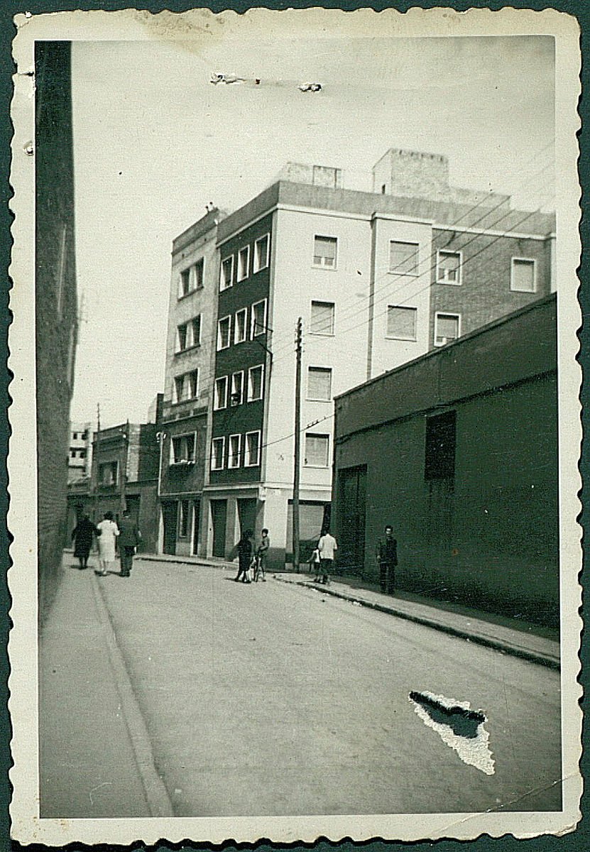 ireneuc's tweet photo. El carrer Llançà, encara que sembli mentida, no està dedicat al conegut poble empordanès. Es tracta de la corrupció del nom del propietari dels terrenys, l'Ignacio de Llanza, que des 1918 s'ha escrit de diferents formes fins el 1988, quan es va oficialitzar l'actual. #HistoriaLH https://t.co/P7SodOm2Pw