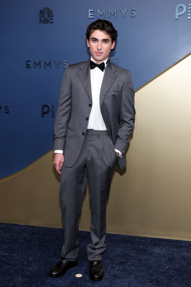 sboficial's tweet photo. Charlie Evans (Off Campus) no blue carpet do #Emmys. https://t.co/XJQ2H2dByQ