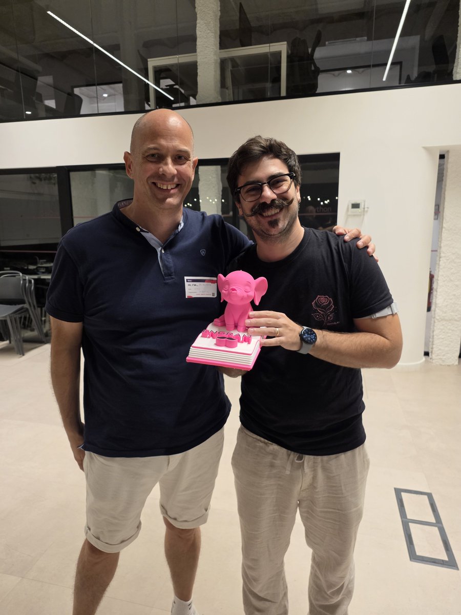 G_Programming's tweet photo. Este es un post desde el corazón que estaré compartiendo en mis redes.

Hace unos años empecé Gentleman Programming, en tiempos de pandemia tratando de llegar a todo el mundo para ser ese acompañamiento y mentor que no pude tener.

El día de hoy fue mí hito más grande como creador de contenido pero no solo eso, sino también como creador de herramientas y comunidad.

Con casi lágrimas en los ojos di las gracias a un público que llenó la sala y más, por venír a conocerme, a hablar conmigo y sobre todo a darme las gracias. Lo que no se dan cuenta es que las gracias las tengo que dar YO a ellos. 

Por guiarme, iluminarme, darme fuerzas, acompañarme, defenderme y compartir etapas increíbles juntos.

El anuncio de la llegada de mí hijo, mis nuevos trabajos, la perdida de los mismos, mis nuevas ideas, mis herramientas, nuevo video, short, oportunidad y muchísimo más.

Son mucho más importantes de lo que creen para mí, por eso no solo quiero que me saluden sino que me abracen y sientan el afecto que tengo por ustedes. Que nos conocemos desde antes, porque es verdad !! No es solo verme por la pantalla es conectar juntos.

Así que gente... No les fallaré, o al menos haré lo mejor que pueda... Dios ahora si que ya se largó a llover 🥹