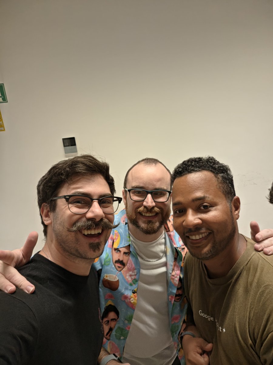G_Programming's tweet photo. Este es un post desde el corazón que estaré compartiendo en mis redes.

Hace unos años empecé Gentleman Programming, en tiempos de pandemia tratando de llegar a todo el mundo para ser ese acompañamiento y mentor que no pude tener.

El día de hoy fue mí hito más grande como creador de contenido pero no solo eso, sino también como creador de herramientas y comunidad.

Con casi lágrimas en los ojos di las gracias a un público que llenó la sala y más, por venír a conocerme, a hablar conmigo y sobre todo a darme las gracias. Lo que no se dan cuenta es que las gracias las tengo que dar YO a ellos. 

Por guiarme, iluminarme, darme fuerzas, acompañarme, defenderme y compartir etapas increíbles juntos.

El anuncio de la llegada de mí hijo, mis nuevos trabajos, la perdida de los mismos, mis nuevas ideas, mis herramientas, nuevo video, short, oportunidad y muchísimo más.

Son mucho más importantes de lo que creen para mí, por eso no solo quiero que me saluden sino que me abracen y sientan el afecto que tengo por ustedes. Que nos conocemos desde antes, porque es verdad !! No es solo verme por la pantalla es conectar juntos.

Así que gente... No les fallaré, o al menos haré lo mejor que pueda... Dios ahora si que ya se largó a llover 🥹
