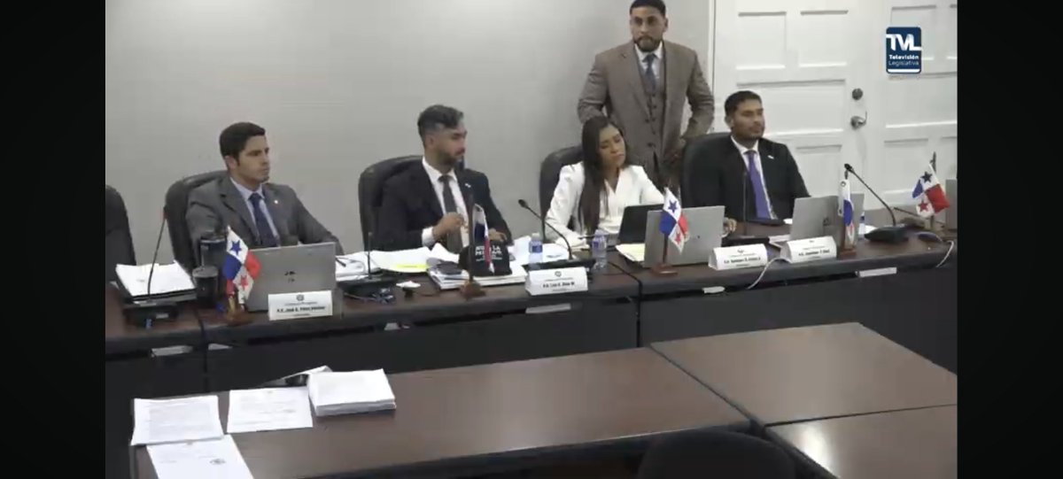 ptydesahogate's tweet photo. Increíbles los taquilleros de la bancada de vamos votando en contra del presupuesto de la ACP, no se cabreqn senhacer taquilla con todo. https://t.co/6ubNOpTz4J