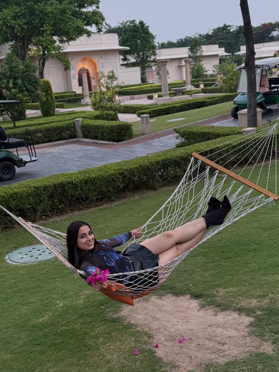 CherieisMAD's tweet photo. Love is in the air. https://t.co/RHQOjKgLvV