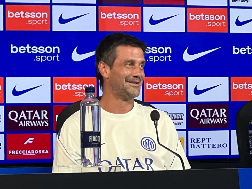 mazeejnet's tweet photo. 🎙️كيفو: 

إذا حللت الأهداف التي استقبلناها في المباريات الأخيرة، فـ6 منها جاءت بسبب أخطاء فردية. وهذا يمكن تصحيحه بالتركيز، وعلينا أن نقوم بعمل أفضل.

نحن نحب الهجوم ونتحمل بعض المخاطر، لكننا لم نستقبل أهدافًا من التحولات. حتى الهدف الثالث لا أحتسبه، لأننا كنا خارج أجواء المباراة.

دائمًا هناك أمور يمكن تحسينها، لكن بقية الأهداف جاءت من أخطاء فردية.⚫️🔵