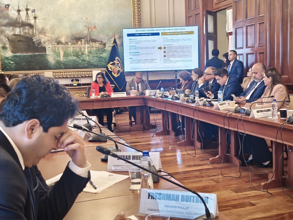 CConstitucionD's tweet photo. Durante su intervención, sustenta las medidas correspondientes al sector Defensa y responde las consultas de los diputados miembros de la Comisión.

#CámaraDeDiputados #ComisiónDeConstitución https://t.co/KZlm8nmBr4