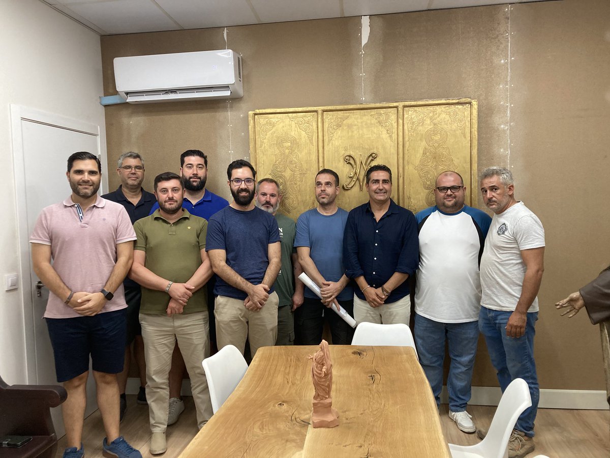 PrendimientoDH's tweet photo. 🟤PASO MISTERIO | Hoy, 14 de septiembre, en la festividad de la Exaltación de la Santa Cruz, hemos firmado el contrato de ejecución de la ebanistería y de la parihuela,  junto a Felipe Martínez Oliver y Enrique Gonzalvez González, que se estrenará en esta próxima Semana Santa. https://t.co/CaWOjLjI37