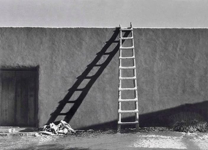 literlandweb1's tweet photo. "Ya verás cuán amargo sabe el pan ajeno y cuán áspero camino es bajar y subir por las escaleras de otros".
Dante Alighieri
📷Georgia O'Keefe https://t.co/hZK9VZl14o