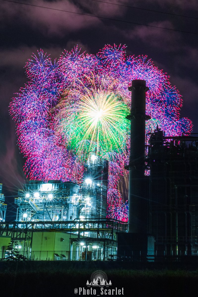 Photo_Scarlet's tweet photo. 新潟県が世界に誇る『越後三大花火』

今年も「海の柏崎」「川の長岡」「山の片貝」花火が全て開催され、最高の花火が新潟の夜空を彩りました！ https://t.co/i79U2gClZ7