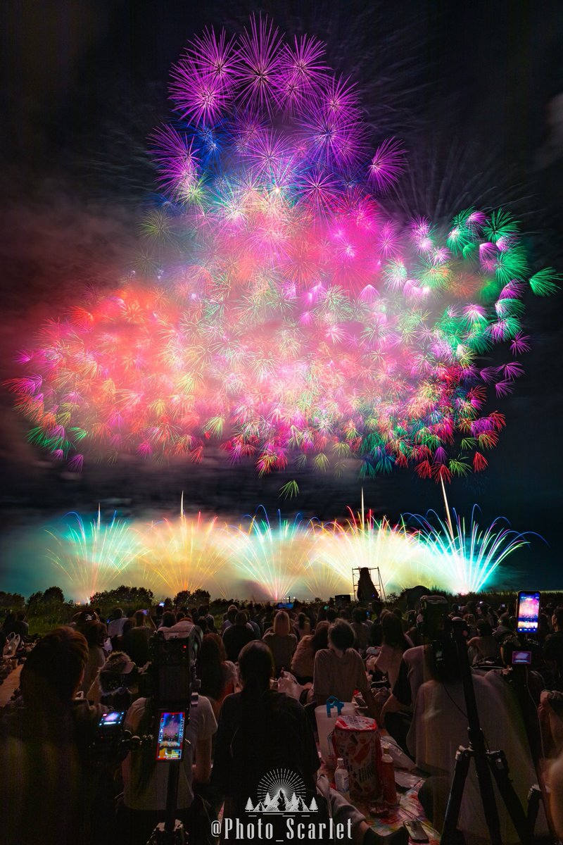 Photo_Scarlet's tweet photo. 新潟県が世界に誇る『越後三大花火』

今年も「海の柏崎」「川の長岡」「山の片貝」花火が全て開催され、最高の花火が新潟の夜空を彩りました！ https://t.co/i79U2gClZ7
