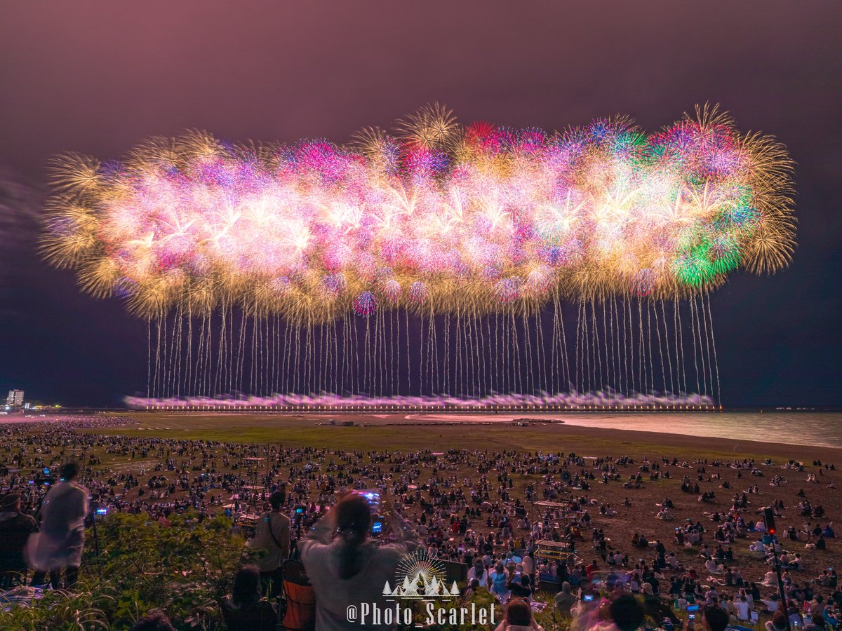 Photo_Scarlet's tweet photo. 新潟県が世界に誇る『越後三大花火』

今年も「海の柏崎」「川の長岡」「山の片貝」花火が全て開催され、最高の花火が新潟の夜空を彩りました！ https://t.co/i79U2gClZ7
