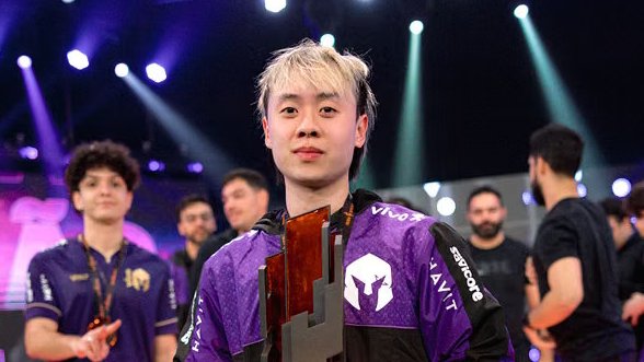 xulhu's tweet photo. Kisee no Tier 2:

CBLOL Academy 2024 Split 2:
🏆 Campeão como MID

Circuito Desafiante 2025 Split 2:
🏆 Campeão como ADC

Circuito Desafiante 2026 Split 1:
🏆 Campeão como Coach

#CBLOL #LOLBR https://t.co/QWiS8eneaO