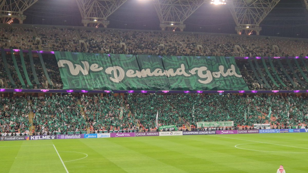 QueenSuzan1937's tweet photo. 💚🇿🇦 الدليل الكامل لجماهير الأهلي الراغبة في السفر إلى جنوب أفريقيا لحضور الأهلي × صنداونز

🏆 المباراة
🇸🇦 الأهلي × ماميلودي صنداونز 🇿🇦
📅 السبت 19 سبتمبر 2026
📍 بريتوريا – جنوب أفريقيا
🏟️ Loftus Versfeld Stadium
⏰ 3:00 مساءً بتوقيت جنوب أفريقيا
⏰ 4:00 مساءً بتوقيت السعودية
🏆 ضمن كأس القارات للأندية FIFA 2026.

🎟️ التذاكر
• التذاكر العادية متاحة عبر Computicket.
• الأسعار تبدأ من 80 راند جنوب أفريقي ≈ 19 ريال سعودي تقريبًا.
• يمكن شراء التذاكر أيضًا من فروع Shoprite وCheckers وUsave داخل جنوب أفريقيا.
• باقات الضيافة VIP متاحة بشكل منفصل عبر SAIL Hospitality.
• إحدى باقات الضيافة المعروضة بسعر 3,737.50 راند للشخص شامل الضريبة.
• ⚠️ قبل الحجز يُفضّل التأكد من المدرج المخصص لجماهير الأهلي إذا كنت ترغب بالجلوس مع الجمهور الأهلاوي.

🛂 التأشيرة ومتطلبات الدخول
• 🇸🇦 حامل الجواز السعودي معفى من تأشيرة جنوب أفريقيا للزيارات القصيرة حتى 90 يومًا.
• تأكد من صلاحية جواز السفر وتوفر صفحات فارغة.
• احتفظ بحجز الفندق وتذكرة العودة وبيانات الرحلة وتذكرة المباراة.
• يُنصح بمراجعة متطلبات الدخول الرسمية مرة أخرى قبل السفر.

✈️ الوصول إلى المباراة
• المطار الرئيسي والأنسب: OR Tambo International Airport (JNB) في جوهانسبرغ.
• بعد الوصول يتم الانتقال إلى بريتوريا.
• يفضّل الوصول إلى جنوب أفريقيا قبل المباراة بيوم على الأقل وعدم جدولة الوصول في نفس يوم المباراة.

🏨 السكن
• الأفضل السكن في بريتوريا لتسهيل الوصول إلى الملعب.
• من المناطق المناسبة: Hatfield – Arcadia – Menlyn.
• احجز في فندق موثوق، ويفضّل ترتيب وسيلة النقل من وإلى الملعب مسبقًا.

🚕 التنقل والأمان
• استخدم وسائل نقل موثوقة ومعروفة.
• تجنب التجول لمسافات طويلة ليلًا.
• لا تظهر مبالغ نقدية أو مقتنيات ثمينة في الأماكن العامة.
• يوم المباراة يفضّل الذهاب مبكرًا والتحرك والعودة ضمن مجموعة من الجماهير.

💳 العملة
• العملة الرسمية: الراند الجنوب أفريقي (ZAR).
• البطاقات البنكية منتشرة، لكن يفضّل حمل مبلغ نقدي بسيط للطوارئ.
• تأكد من تفعيل استخدام بطاقتك البنكية دوليًا قبل السفر.

🌦️ الطقس
• سبتمبر في بريتوريا قد يشهد تغيرات في درجات الحرارة واحتمالية هطول الأمطار.
• يفضّل اصطحاب جاكيت خفيف ومقاوم للمطر ومتابعة توقعات الطقس قبل المباراة.

📱 نصيحة مهمة
احفظ نسخًا إلكترونية من:
الجواز – تذاكر الطيران – حجز الفندق – تذكرة المباراة – التأمين وبيانات التواصل المهمة.

🎟️ روابط التذاكر:
Computicket — للتذاكر العادية
SAIL Hospitality — لباقات الضيافة VIP
https://t.co/D5XFfrt1w2

⚠️ تابعوا حساب الأهلي والإعلانات الرسمية قبل السفر لأي تحديث يتعلق بتذاكر جماهير الأهلي أو المدرج والبوابات المخصصة للجمهور.

💚✈️🇸🇦🇿🇦
من جدة إلى بريتوريا… خلف الأهلي أينما كان.
كل التوفيق للملكي في العالمية 💚👑

#الأهلي #الأهلي_السعودي #AlAhli #FIFAIntercontinentalCup
