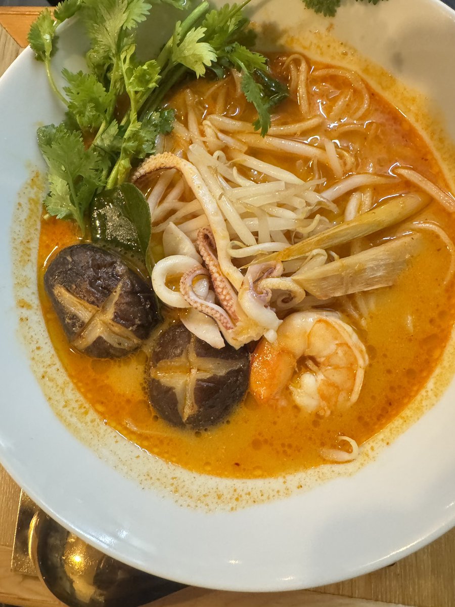 manchanramen's tweet photo. あいにく今日も雨模様ですね☔️
でも、こんなお天気だからこそ食べたくなる一杯があります🍜✨

ほどよい酸味とピリッとした辛さがクセになる
🌶️ 期間限定「トムヤムらーめん」 🌶️

雨にも負けない、トムヤムらーめんの美味しさと魅力をぜひお楽しみください😊
まだ召し上がっていない方も、この機会にぜひ一度お試しください！

本日も皆さまのご来店を心よりお待ちしております🙇‍♂️✨

🕚 11:00〜15:00
🌙 18:00〜23:00

#JapaneseRamenマンちゃん
#マンちゃん
#トムヤムらーめん
#トムヤムラーメン
#期間限定
#限定ラーメン
#ラーメン
#らーめん
#東京ラーメン
#江東区ラーメン
#住吉ラーメン
#住吉グルメ
#江東区グルメ
#ラーメン好きな人と繋がりたい
#麺スタグラム
#雨の日グルメ
#ピリ辛
#酸っぱ辛い