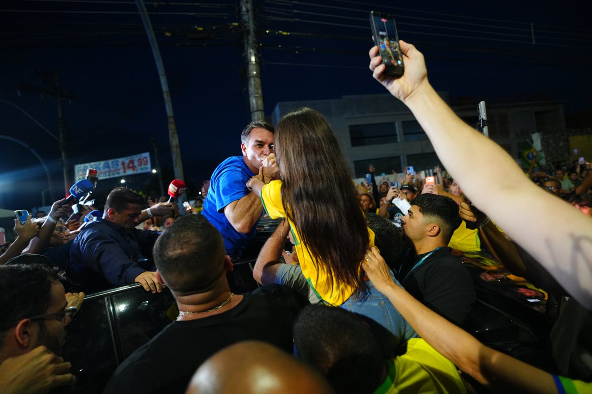 TheIncorrupt_'s tweet photo. 🚀 PANORAMA DA SEMANA: FLÁVIO ASSUME A LIDERANÇA NO AGREGADO DAS PESQUISAS

O agregado auditado do [4]pp aponta Flávio Bolsonaro com 53,7% dos votos válidos, contra 46,3% de Lula. A probabilidade estimada de vitória de Flávio chegou a 87%, com avanço de 0,4 ponto em apenas sete dias.

📊 FLÁVIO 53,7%
📉 LULA 46,3%
📈 Movimento semanal: 53,3% → 53,7%

Mesmo a Nexus/BTG — única das 15 ondas analisadas com Lula numericamente à frente no resultado bruto, por 47% a 46% — passa a indicar Flávio +2,9 pontos após a aplicação do método de correção do agregador.

O movimento aparece em todo o painel: Futura, AtlasIntel, PoderData, Meio/Ideia, Quaest, Veritá, Gerp e Datafolha. Depois dos ajustes metodológicos, nenhuma das pesquisas analisadas aponta Lula à frente. A mediana das correções indica Flávio +4,5 pontos.

Outro alerta para o Planalto vem do Datafolha: Lula registra 31% de avaliação ótima ou boa e 42% de ruim ou péssima — desempenho idêntico ao de Jair Bolsonaro no mesmo período da campanha de 2022.

E entre os eleitores de Augusto Cury, 42% migram para Flávio no segundo turno, contra 30% para Lula.

Atenção: 53,7% a 46,3% é uma estimativa produzida pelo modelo agregado, e não o resultado bruto de uma única pesquisa. Mas o panorama geral é claro: Flávio virou, a tendência da semana está a seu favor e Lula já não controla a corrida. 🇧🇷
