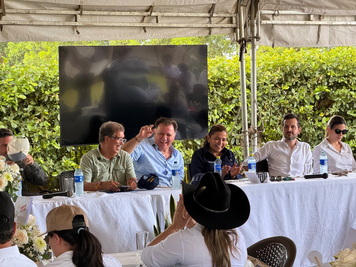 RafaelaCortesZ's tweet photo. Hoy el Meta sentó en una misma mesa al Gobierno Nacional, empresarios, gremios y organismos internacionales @infopresidencia @DapreCol, @MinAgricultura, @MinAmbienteCo, @MinTransporteCo, @DNP_Colombia, @InviasOficial, @ICACOLOMBIA, @AgenciaTierras, @URestitucion, @ColombiaCompite, @el_BID, para hablar de inversión, infraestructura, producción y desarrollo.

Soy optimista: la Amazorinoquia tiene todo para convertirse en una potencia productiva y el Meta está listo para liderar esa nueva etapa.

Durante mucho tiempo nuestra región ha sido noticia por sus dificultades. Queremos cambiar esos titulares: que Colombia y el mundo hablen del Meta por la inversión que atrae, el empleo que genera, su agroindustria, su biodiversidad y todo lo que somos capaces de construir.

Hoy dimos un paso importante para que eso empiece a pasar.