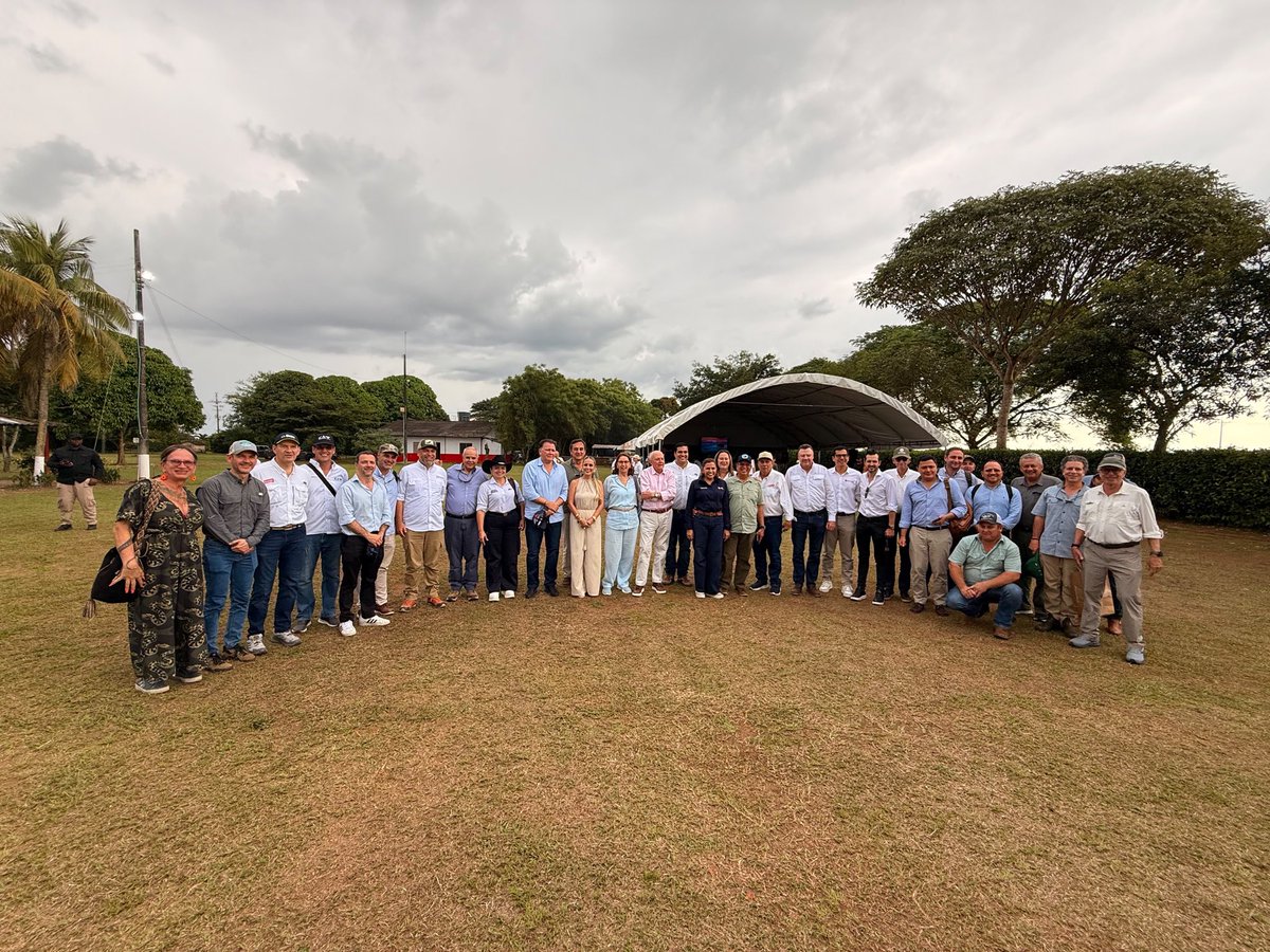 RafaelaCortesZ's tweet photo. Hoy el Meta sentó en una misma mesa al Gobierno Nacional, empresarios, gremios y organismos internacionales @infopresidencia @DapreCol, @MinAgricultura, @MinAmbienteCo, @MinTransporteCo, @DNP_Colombia, @InviasOficial, @ICACOLOMBIA, @AgenciaTierras, @URestitucion, @ColombiaCompite, @el_BID, para hablar de inversión, infraestructura, producción y desarrollo.

Soy optimista: la Amazorinoquia tiene todo para convertirse en una potencia productiva y el Meta está listo para liderar esa nueva etapa.

Durante mucho tiempo nuestra región ha sido noticia por sus dificultades. Queremos cambiar esos titulares: que Colombia y el mundo hablen del Meta por la inversión que atrae, el empleo que genera, su agroindustria, su biodiversidad y todo lo que somos capaces de construir.

Hoy dimos un paso importante para que eso empiece a pasar.