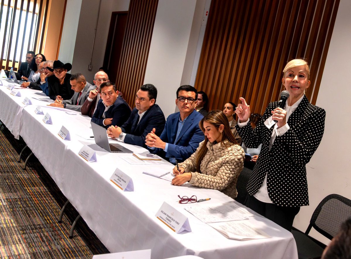 DilianFrancisca's tweet photo. Hoy en Bogotá sostuvimos una reunión muy importante con el ministro de Hacienda, @miguel_gomez_m, para avanzar en las propuestas que los gobernadores presentamos al presidente @ABDELAESPRIELLA en la Cumbre de Gobernadores de Mompox sobre regalías, recursos del FONPET y recursos adicionales de la sobretasa al ACPM.

Agradezco la disposición del Gobierno Nacional para estudiar estas herramientas a través de un grupo de trabajo interdisciplinario. Son alternativas que permitirán a las regiones contar con mayores capacidades para atender sus necesidades y que también serán fundamentales en el proceso de reconstrucción tras el terremoto.

Cuando Nación y territorios trabajamos juntos, encontramos soluciones y avanzamos en bienestar, desarrollo y oportunidades para nuestras regiones.