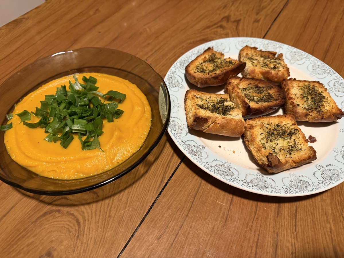 89spunisher's tweet photo. mi novia fue a cursar así q la espero con una sopa de calabaza y unas tostaditas con orégano 😋 https://t.co/dhxaHgsAZm
