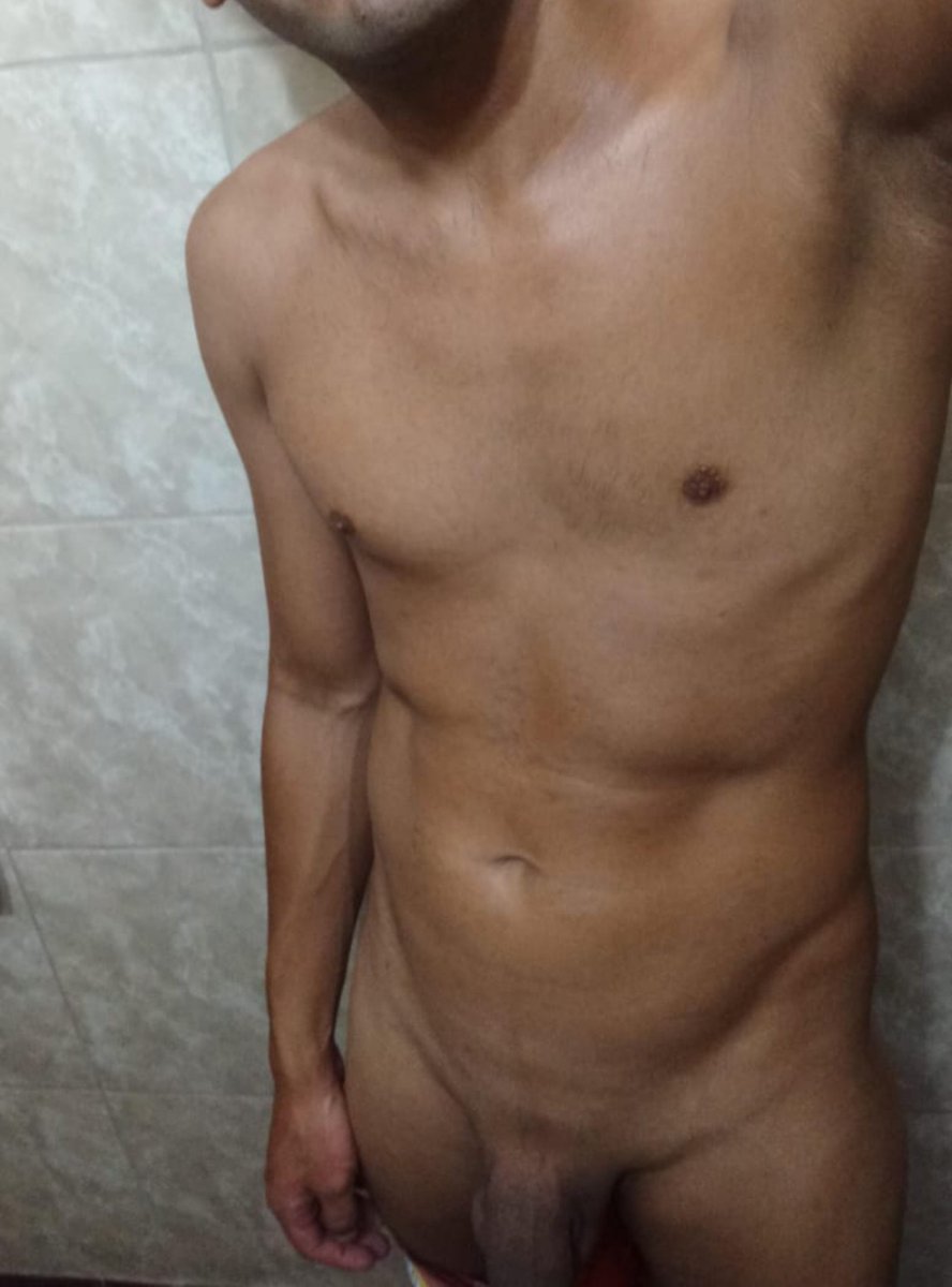 Oropel_Ignacio's tweet photo. Llegando del gym por ducharme https://t.co/TmuCAPv5jX