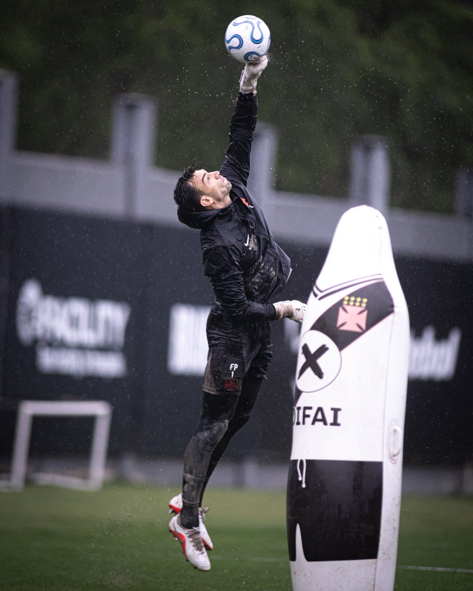 VascodaGama's tweet photo. Preparação encerrada. Prontos para mais uma decisão na Copa! ⚔️💢

📸: Matheus Lima | #VascoDaGama https://t.co/XASmHl5fQT