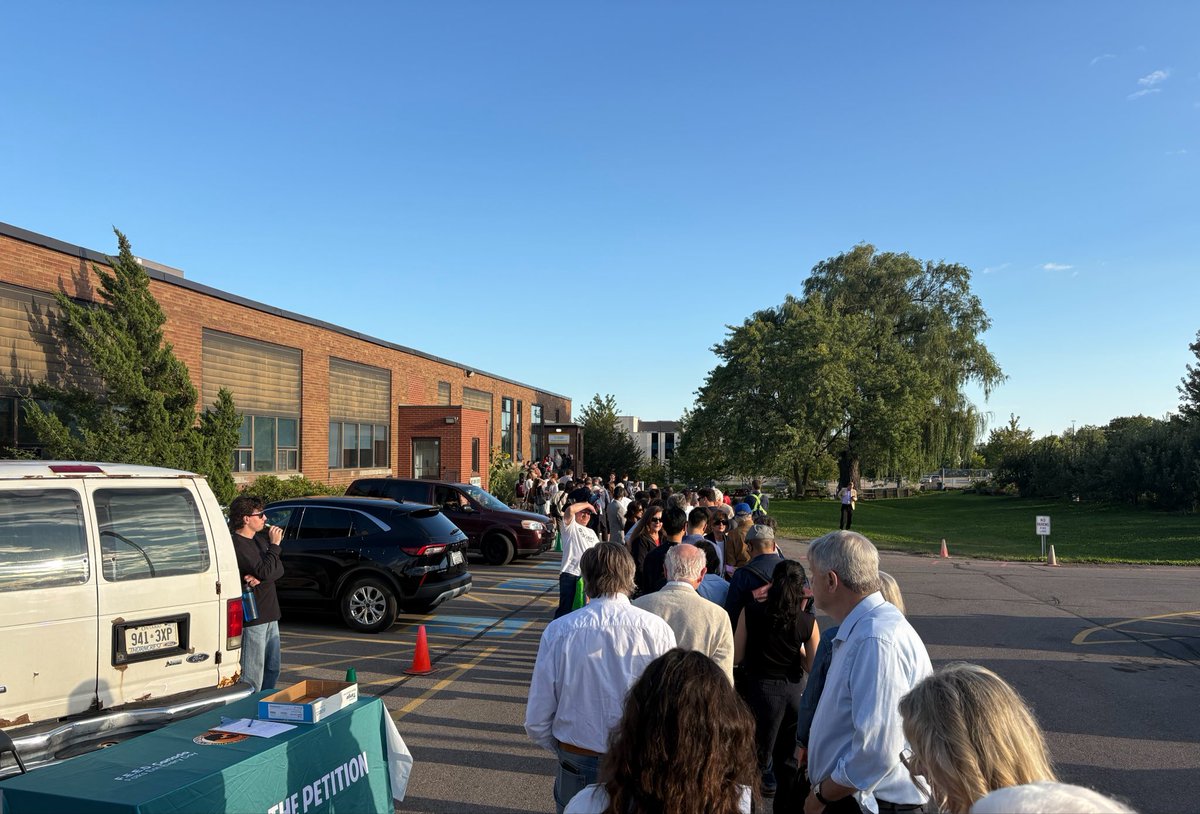 anotherglassbox's tweet photo. Everyone in this goddamm city loves lining up 😭😭😭 #debateTO https://t.co/0dLp2ljIT2