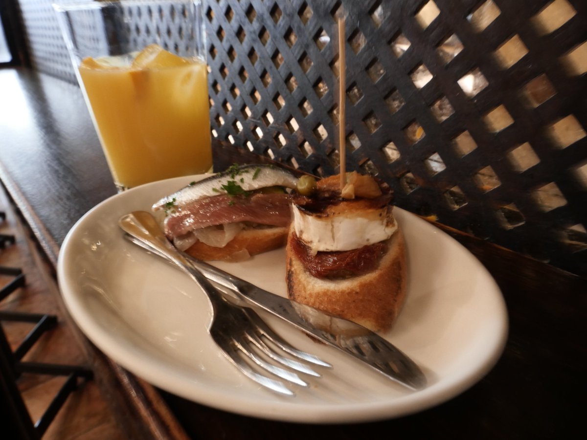 smallholeshi's tweet photo. 2〜4 日目:サンセバスチャン
美食の街。バルでピンチョスつまんだり、バスクチーズケーキ食べまくったり。
英語聞き取れない（俺が）ので、バルの注文はけっこう精神力削られたが、なんとかなった。 https://t.co/xECsiRtbDv