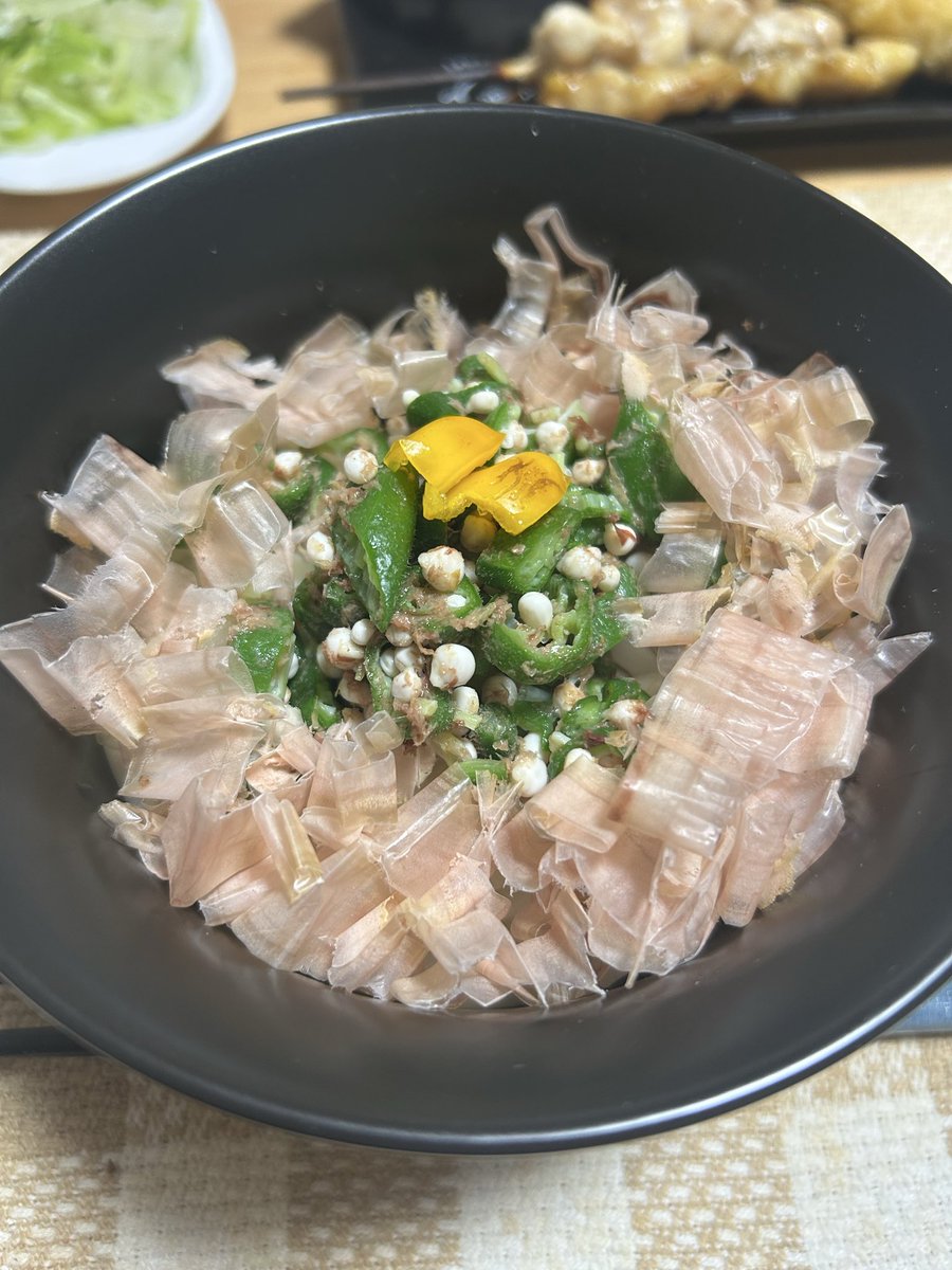 tebiyama's tweet photo. おはようございます。直売所の花壇で毎日獲れるオクラ。オクラにはやっぱり鰹節。というわけで、夏に大量にお取り寄せした坂出の讃岐うどんにオクラと鰹節をかけていただきました。値上がりしている野菜も多いですが、旬の野菜は割とお手頃価格。一番美味しい旬の野菜と鰹節でスタミナをつけましょう！ https://t.co/U5E66a9rCf