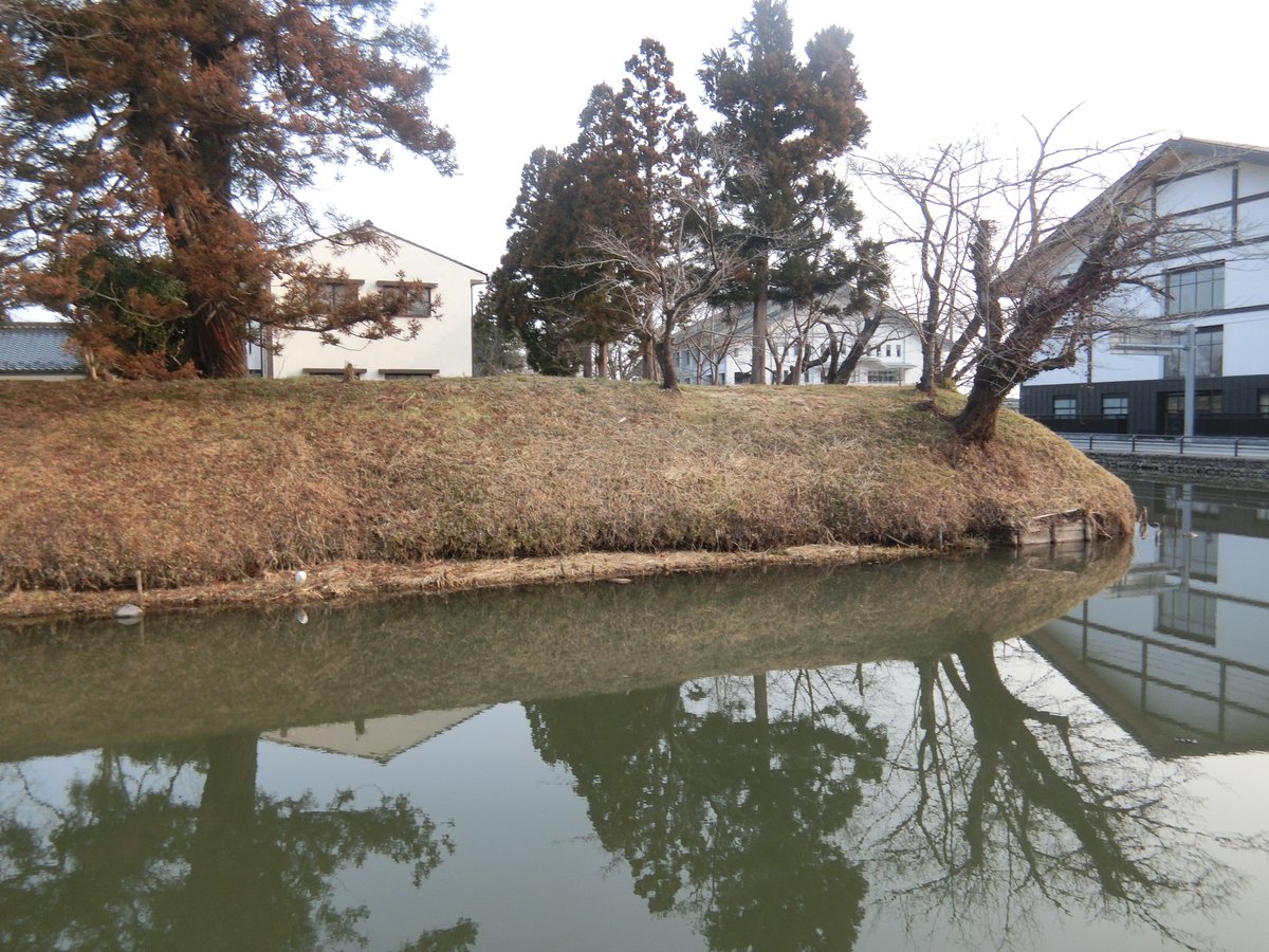 genbaojyou1600's tweet photo. 154.相馬中村城
福島県相馬市にある平山城で、相馬氏の居城。戦国時代から江戸時代までずっと統治し続けた大名で今も地元と縁が深い。城跡は馬陵公園として、史跡として整備されていて、大手門や土塁、石垣、虎口などが良好に残っている。浜通り地方で一番良い城
#福島県城巡り紀行　#相馬中村城 https://t.co/jVwi6kLhx0
