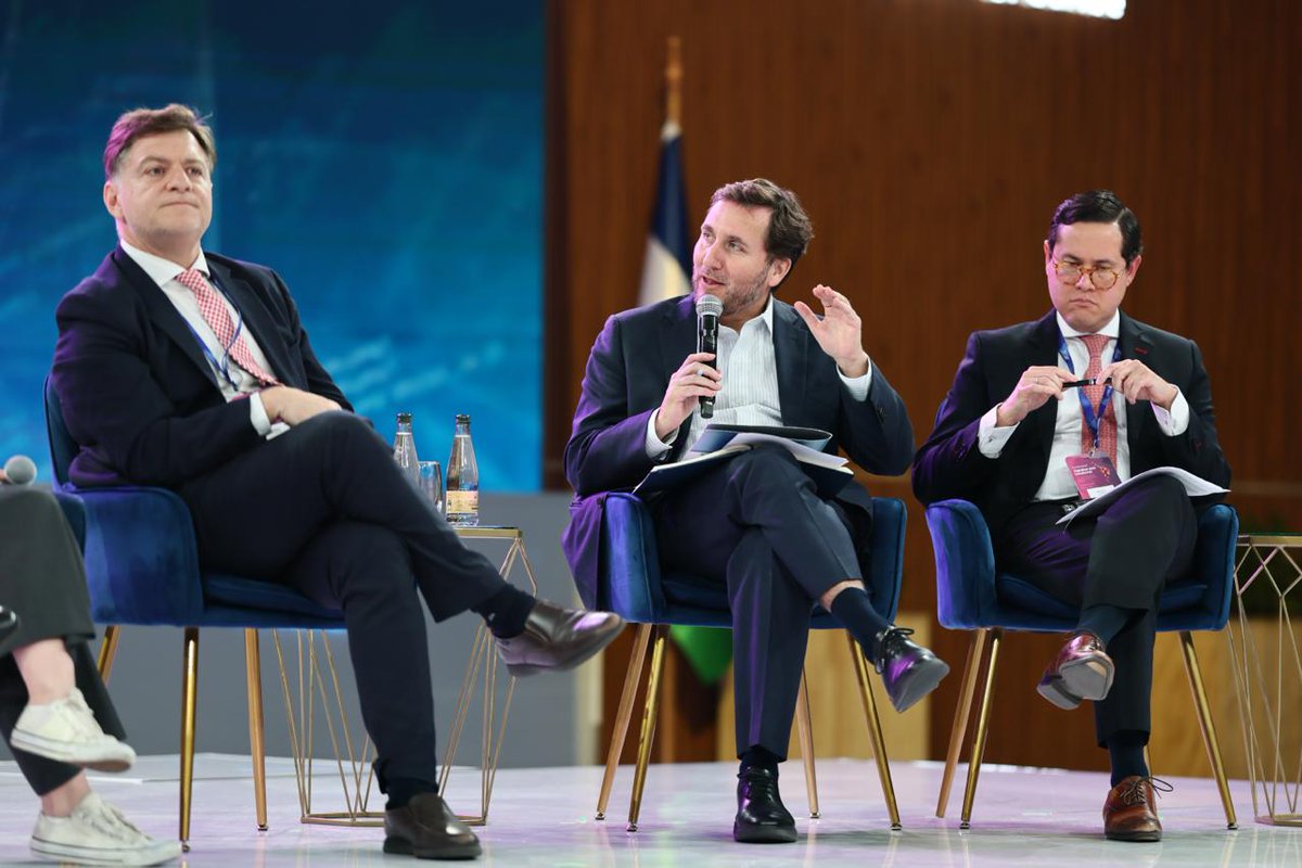 AgendaCAF's tweet photo. En el panel sobre transformación digital, productividad y empleo, representantes de @cepal_onu, @SEGIBdigital, @MercadoLibre, @startupchile y @SenceChile analizaron cómo lograr que la tecnología se traduzca en más productividad, mejores empleos y nuevas oportunidades para las empresas.

Pablo Terrazas, Jefe de Gabinete de CAF, quien moderó la conversación, destacó la necesidad de conectar la adopción tecnológica con los procesos productivos y de fortalecer la articulación público-privada para generar capacidades que permitan a las empresas aprovechar las nuevas tecnologías.

El panel puso el foco en formar talento de acuerdo con las necesidades futuras del mercado laboral, impulsar startups que respondan a problemas concretos de sectores estratégicos, promover la innovación desde el Estado y aprovechar los datos para aumentar la productividad y avanzar en la formalización.

Marco Llinás, de CEPAL, resumió una de las claves: Conectar las agendas de transformación digital con las políticas de desarrollo productivo será fundamental para convertir la tecnología en proyectos, inversión, empleo y crecimiento.

🌎 El desafío es que la transformación digital llegue a la economía real: a las empresas, a los trabajadores y a los sectores productivos, para generar mayor productividad y empleos de mayor calidad en la región.