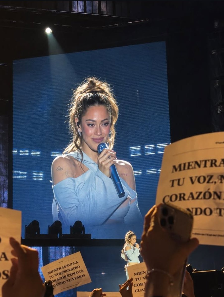 pinkgifttt's tweet photo. "Mientras suena tu voz , nuestro corazón explota cuando te vemos"
para Tini en El Salvador 🤍✨ https://t.co/keSRLyTwGU