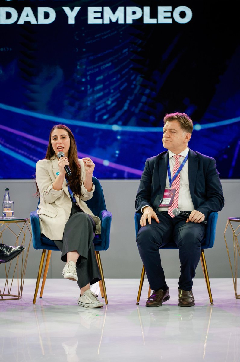 AgendaCAF's tweet photo. En el panel sobre transformación digital, productividad y empleo, representantes de @cepal_onu, @SEGIBdigital, @MercadoLibre, @startupchile y @SenceChile analizaron cómo lograr que la tecnología se traduzca en más productividad, mejores empleos y nuevas oportunidades para las empresas.

Pablo Terrazas, Jefe de Gabinete de CAF, quien moderó la conversación, destacó la necesidad de conectar la adopción tecnológica con los procesos productivos y de fortalecer la articulación público-privada para generar capacidades que permitan a las empresas aprovechar las nuevas tecnologías.

El panel puso el foco en formar talento de acuerdo con las necesidades futuras del mercado laboral, impulsar startups que respondan a problemas concretos de sectores estratégicos, promover la innovación desde el Estado y aprovechar los datos para aumentar la productividad y avanzar en la formalización.

Marco Llinás, de CEPAL, resumió una de las claves: Conectar las agendas de transformación digital con las políticas de desarrollo productivo será fundamental para convertir la tecnología en proyectos, inversión, empleo y crecimiento.

🌎 El desafío es que la transformación digital llegue a la economía real: a las empresas, a los trabajadores y a los sectores productivos, para generar mayor productividad y empleos de mayor calidad en la región.