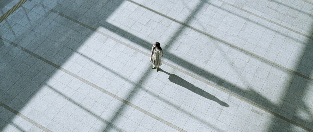 JackOCine's tweet photo. Avec #LadyVengeance, Park Chan-wook boucle son triptyque en s'autorisant quelques écarts et effets de style comiques, lesquels n'estompent ni la cruauté des actes, ni le charisme écrasant de Lee Yeong-ae. Un opus décalé, donc, mais pas moins sanglant que les autres. https://t.co/gJHe3Wqee3