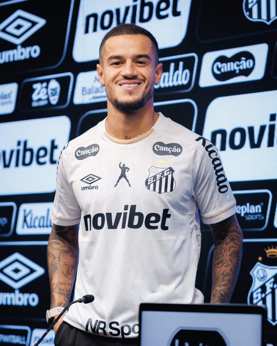 futebol_info's tweet photo. 🚨 Antes de fechar com o Santos, Philippe Coutinho pensou em despedida no Vasco, mas não foi procurado pelo clube.

O meia de 34 anos recebeu propostas de vários clubes brasileiros, mas o Cruzmaltino não foi um deles, o que aumentou a frustração do atleta.

Mesmo triste com alguns comportamentos dos quais foi vítima como atleta do Vasco, Coutinho se manteve como torcedor do clube.

A pessoas próximas, o meia não descartou uma despedida do futebol. O retorno aos gramados aconteceu apenas pela amizade com Neymar.

🗞️ @OGlobo_Esportes | @diogodantas 
📸 Raul Baretta/SFC