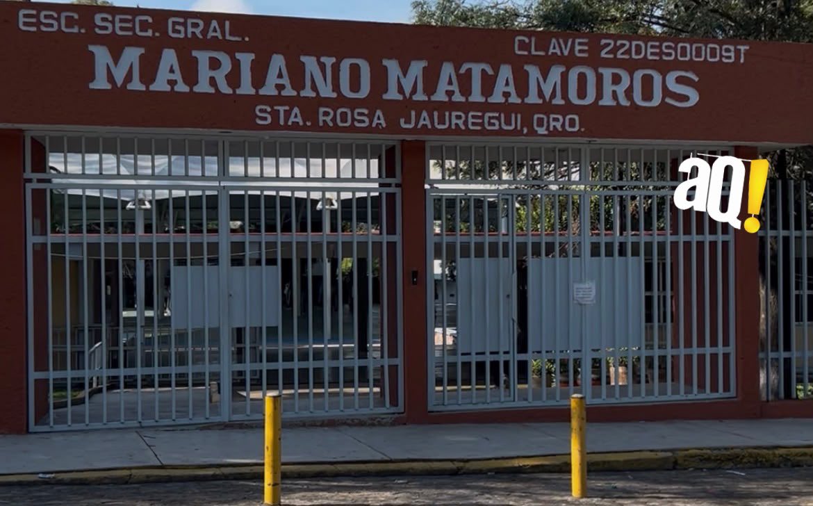 AlertaQro's tweet photo. 🚨 Denuncia madre agresión y amenazas contra su hija en secundaria de Santa Rosa Jáuregui 🏫

📢 Miriam Arteaga denunció que las amenazas contra su hija continúan en el salón de clases; Usebeq le sugirió cambiar de turno o escuela a la menor ⚠️

Conoce los detalles 🔎 https://t.co/lGjDWgeGeU

#Querétaro #SantaRosaJáuregui #Usebeq #Educación #NoticiasQro