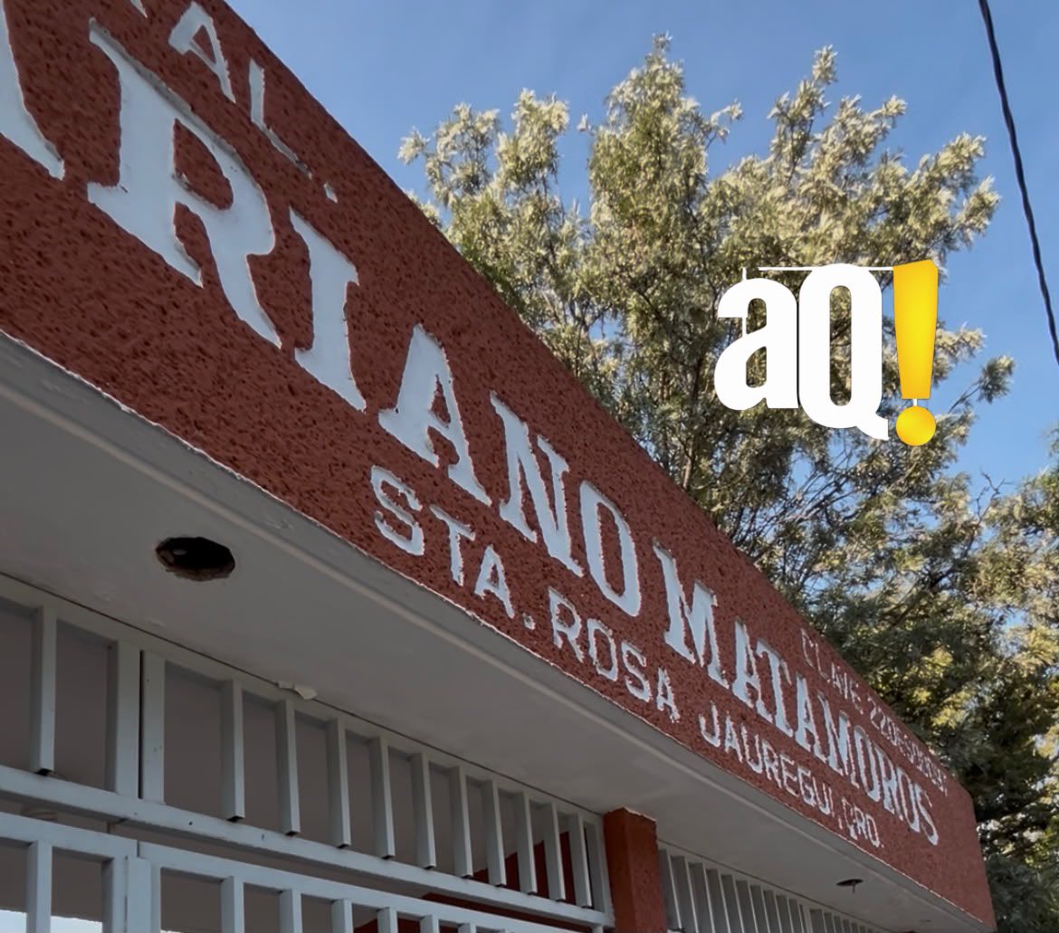 AlertaQro's tweet photo. 🚨 Denuncia madre agresión y amenazas contra su hija en secundaria de Santa Rosa Jáuregui 🏫

📢 Miriam Arteaga denunció que las amenazas contra su hija continúan en el salón de clases; Usebeq le sugirió cambiar de turno o escuela a la menor ⚠️

Conoce los detalles 🔎 https://t.co/lGjDWgeGeU

#Querétaro #SantaRosaJáuregui #Usebeq #Educación #NoticiasQro